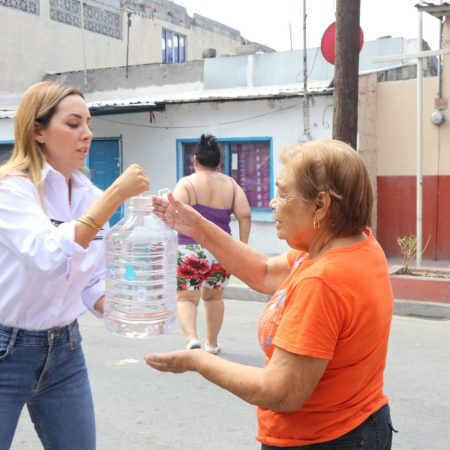 Perla Villarreal entrega botellones de agua en Nuevo León