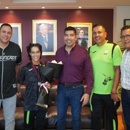 Reconoce alcalde Armando Ayala a la atleta ensenadense Shantal Cobos