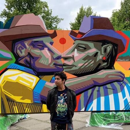 ‘Chanate’ lleva mural del beso entre aficionados del Tigres y Monterrey a Dinamarca