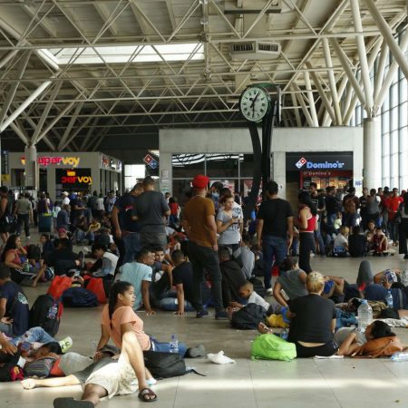 Cientos de migrantes permanecen varados en la central de autobuses de Monterrey