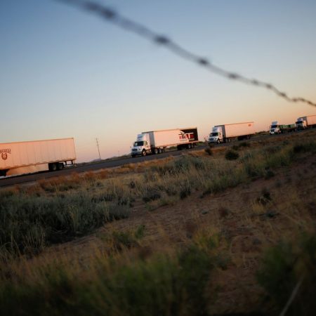 Greg Abbott: El gobernador de Texas relaja las inspecciones tras días de caos en la frontera con México