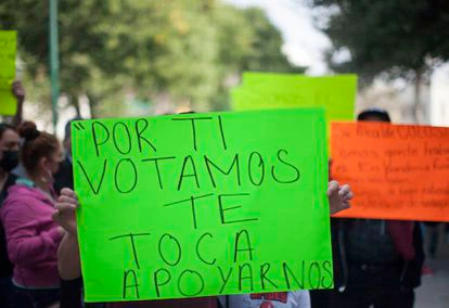  Empleados de bares y cantinas de Monterrey protestan afuera de la presidencia de Monterrey para pedir al presidente municipal la extension de la apertura de los horarios de sus empleos. 
 