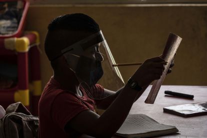 Un alumno toma clases en una escuela rural de Campeche (México), el año pasado.