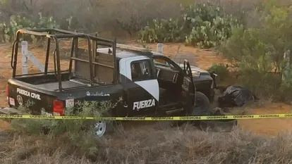 El vehículo en el que viajaban los seis policías que fueron emboscados, en Anáhuac, Nuevo León, este domingo.