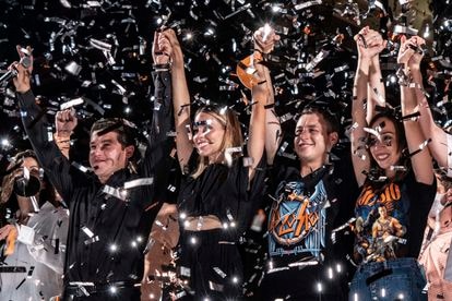 Samuel García y Mariana Rodríguez festejan su triunfo electoral en la macroplaza de Monterrey, el 7 de junio de 2021. 