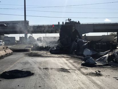 Los restos carbonizados de un tráiler, en Nuevo Laredo, México, en marzo de 2022.