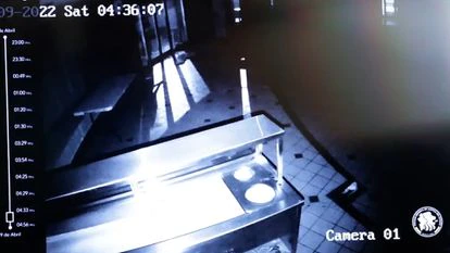 Uno de los videos publicados por la Fiscalía muestra la sombra de Debanhi en la puerta del restaurante del motel Nueva Castilla.