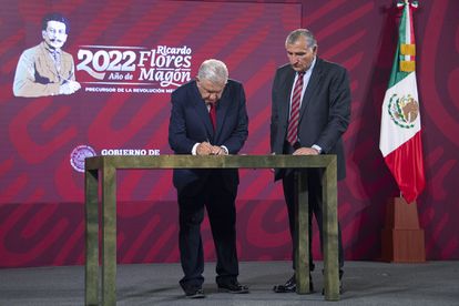 López Obrador con el secretario de Gobernación, Adán Augusto López, durante la firma del decreto.