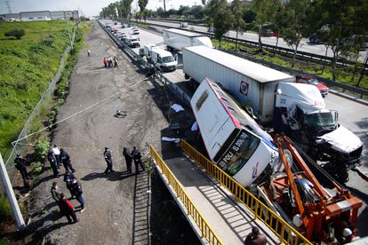 Un tráiler impactó contra un camión de transporte público en la carretera México-Querétaro, en 2021.