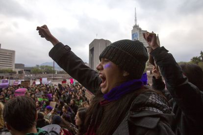 Mujeres de diversos colectivos feministas acudieron al Palacio de Gobierno en protesta por la violencia de género.