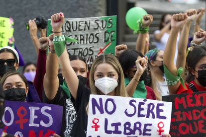 Mujeres marchan durante la 'acción global por un aborto seguro y legal' en Monterrey, el pasado 28 de septiembre.