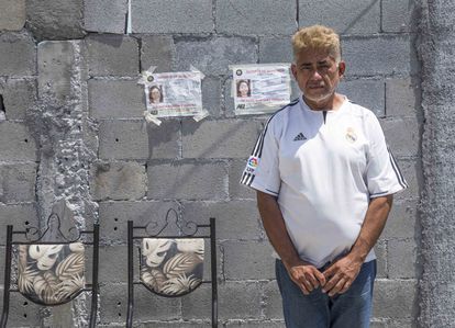 Gerardo Martínez, padre de Yolanda, desaparecida el 31 de marzo, con los cárteles de búsqueda en su casa de Juárez, en Nuevo León.