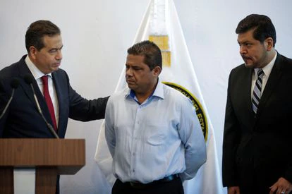 Mario Escobar, padre de Debanhi Escobar, asiste a una conferencia de prensa para discutir el caso de su hija en el edificio de la Fiscalía General del Estado, en Monterrey, el 13 de mayo de 2022.