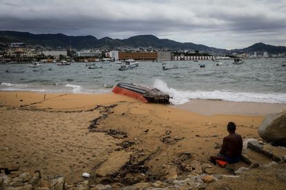 Una embarcación varada hoy en la orilla de la playa tras el fuerte viento y oleaje provocado por la tormenta tropical Kay, en Acapulco, Estado de Guerrero (México).