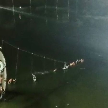 Al menos 60 personas mueren al caer un puente en el oeste de la India | Internacional