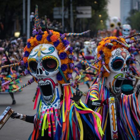 El Día de Muertos toma las calles de Ciudad de México, en imágenes