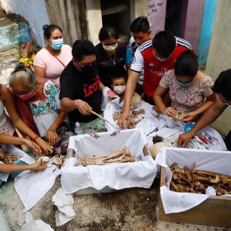 El pueblo mexicano que limpia los restos de sus difuntos para prepararlos para el Día de Muertos