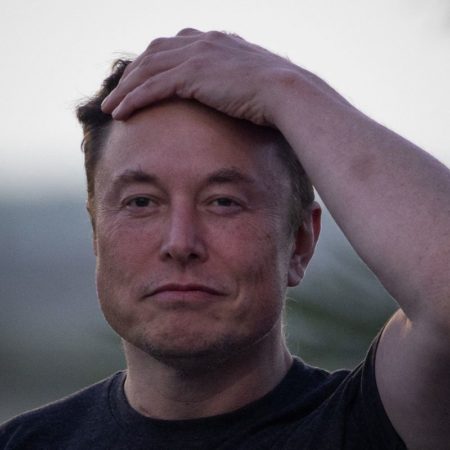 Elon Musk se proclama ‘tuitero jefe’, visita Twitter y se dispone a cerrar la compra de la red social | Economía