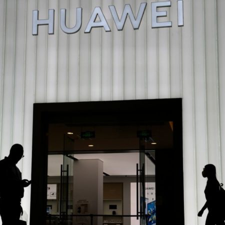 Estados Unidos acusa a dos ciudadanos chinos de espiar en favor de Huawei | Internacional