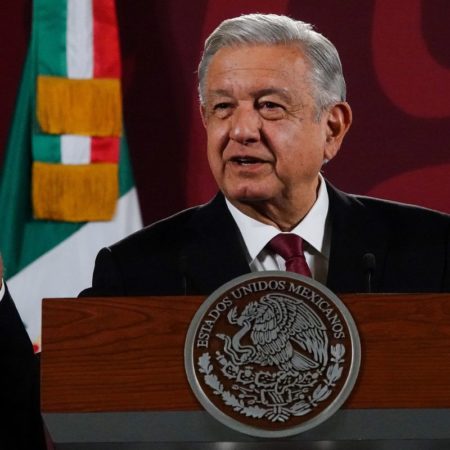 López Obrador llama a la unidad en medio del pleito entre Monreal y Sansores