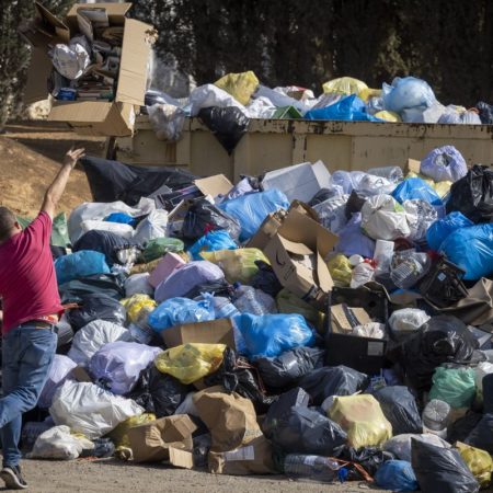 Penedès: Montañas de basura se acumulan en la cuna del cava por una huelga de recogida | Cataluña