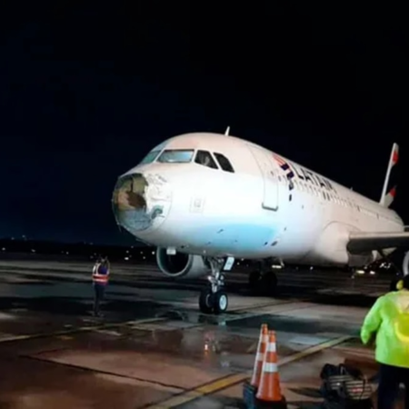 Vuelo de terror entre Santiago y Asunción: el granizo destroza un avión de Latam con 48 pasajeros