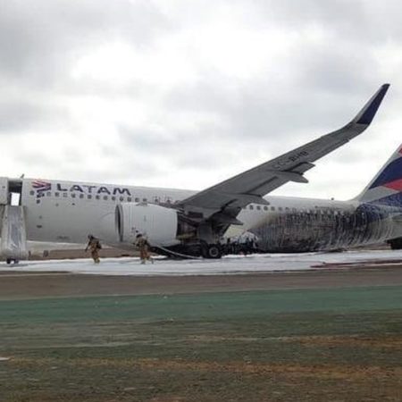 Accidente en el aeropuerto de Lima: un avión de Latam se incendia en la pista tras chocar contra un vehículo | Internacional