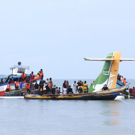 Al menos 19 muertos al estrellarse un avión en el lago Victoria, en Tanzania | Internacional