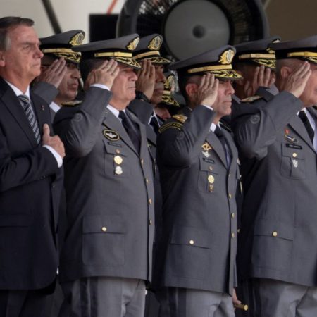 Bolsonaro reaparece en una ceremonia militar tras batallar su derrota desde la trastienda | Internacional