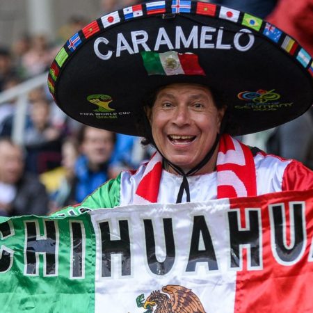 De la obsesión por la televisión a ser arrestado por Hugo Chávez: la historia de Caramelo, el aficionado más fiel de México en los Mundiales
