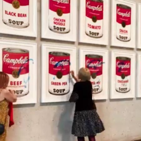 Dos activistas climáticas se adhieren con pegamento a las ‘Latas de sopa Campbell’ de Warhol en Australia | Clima y Medio Ambiente