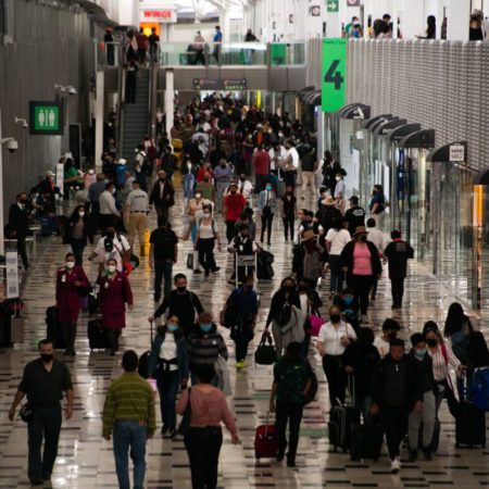 INM: Un fallo informático en el sistema de migración provoca largas filas en el aeropuerto de Ciudad de México