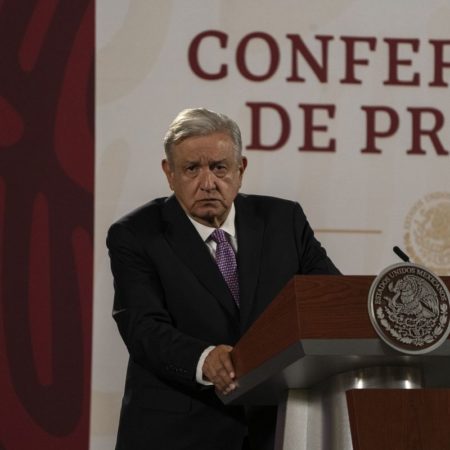 López Obrador alista un “plan B” para su reforma electoral ante una oposición reunificada y una rebelión en el Senado