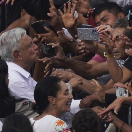 López Obrador saca músculo y marca el camino a los candidatos presidenciales de Morena