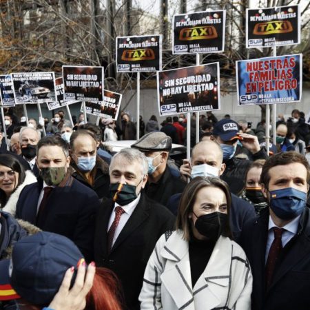 Los tres partidos de la derecha arropan de nuevo una protesta de policías contra el Gobierno | España