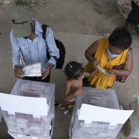 Menos recursos para los partidos y elección popular de los consejeros del INE: las claves de la reforma electoral de López Obrador