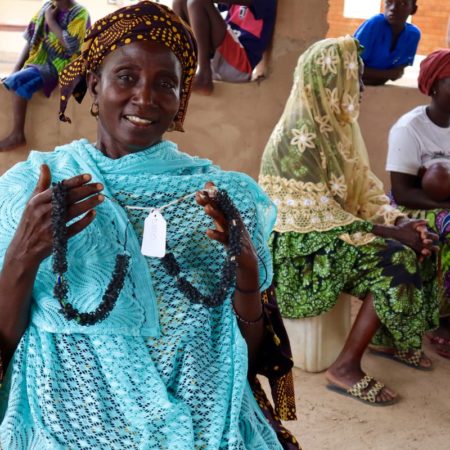 Mujeres que tejen bolsas de plástico y construyen un futuro verde en Gambia | Planeta Futuro