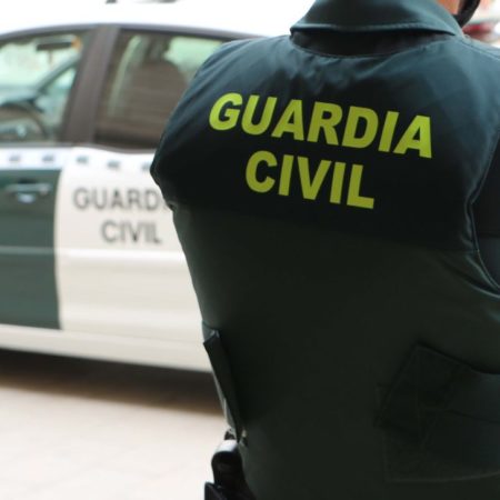 Novelda: Un joven se dispara por accidente en el pene y luego es detenido por posesión de arma sin licencia | Comunidad Valenciana
