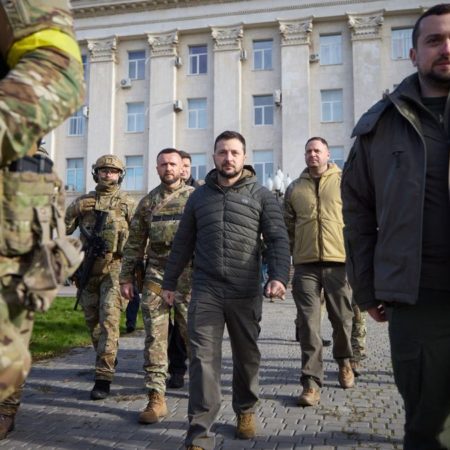 Ucrania: Zelenski escenifica el éxito de la liberación de Jersón con una visita por sorpresa a la ciudad | Internacional