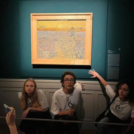 Última Generación: Unos activistas lanzan sopa de guisantes sobre un Van Gogh en Roma | Clima y Medio Ambiente