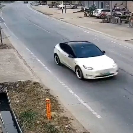 Un Tesla fuera de control mata a dos personas en China | Tecnología