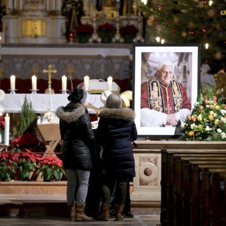 Benedicto XVI pide perdón a quien haya podido dañar en su testamento espiritual | Internacional