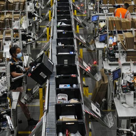 Bruselas acepta los cambios de Amazon sobre el uso de datos de sus vendedores para no violar competencia | Economía