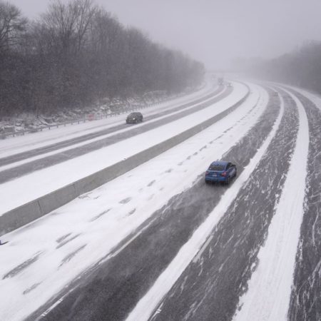 El temporal en EE UU provoca al menos 17 muertes y deja a 240 millones de personas bajo temperaturas árticas | Internacional