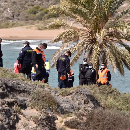 Hallados los cadáveres de tres inmigrantes de una patera naufragada en Murcia | España