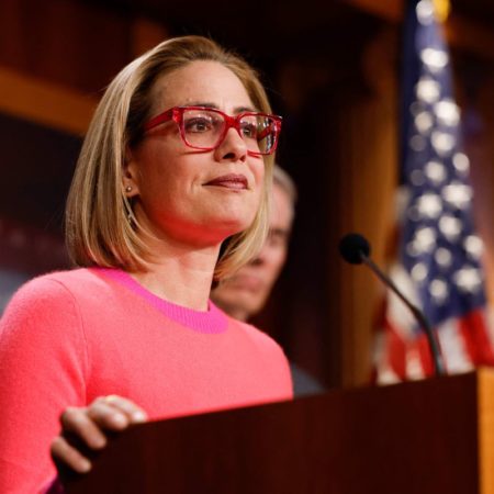 Kyrtsen Sinema: Una senadora demócrata deja el partido y complica a Biden el control del Senado | Internacional