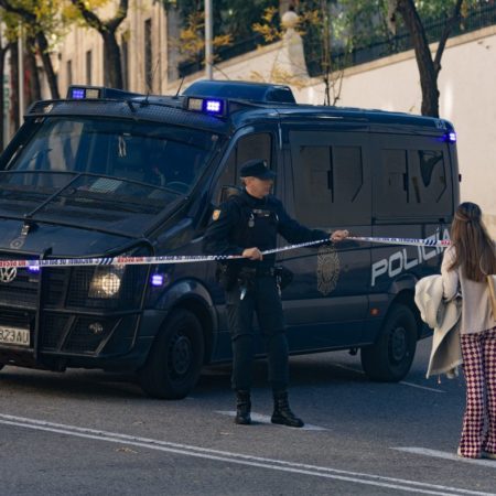 La Policía señala Valladolid como posible provincia de origen de los seis sobres con artefactos pirotécnicos | España