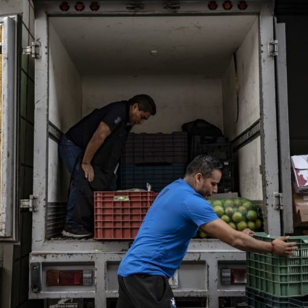 La inflación desbocada en México diluye el alza del salario mínimo para el próximo año