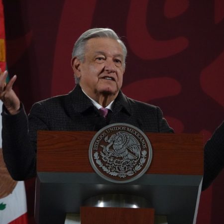 López Obrador defiende a la ministra Yasmín Esquivel y pide a la UNAM que investigue rápido el plagio de las tesis