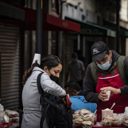 Los alimentos de la canasta básica se encarecen pese al plan contra la inflación de López Obrador